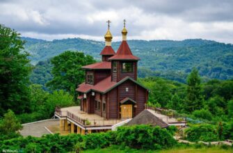 Храм в окружении леса и гор Находится в селе Кашт...